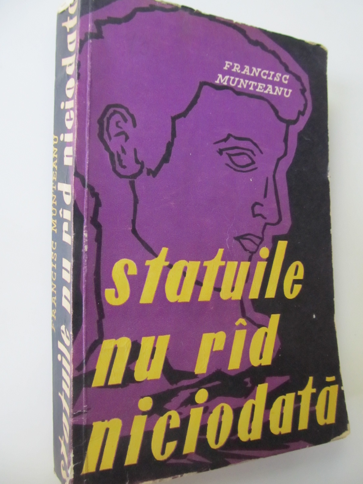 Statuile nu rad niciodata - Francisc Munteanu | Detalii carte