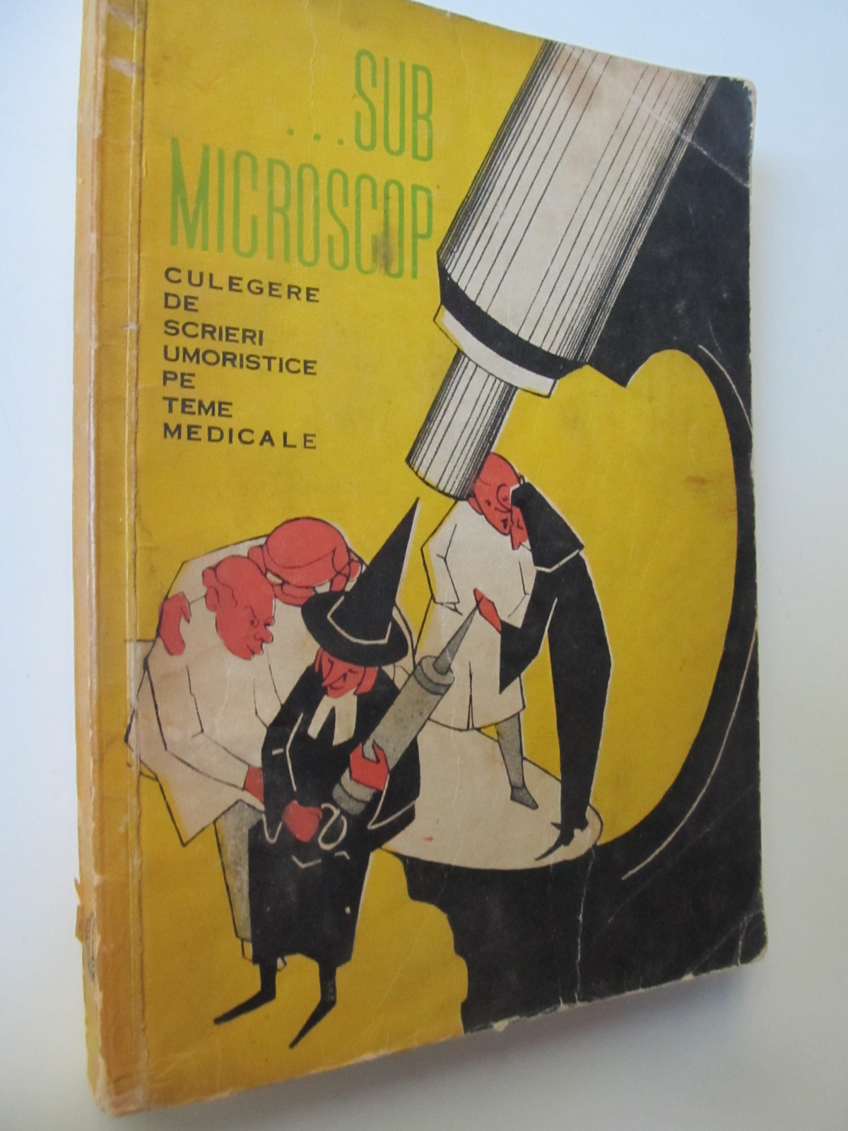 Sub microscop - Culegere de scrieri umoristice pe teme medicale - *** | Detalii carte
