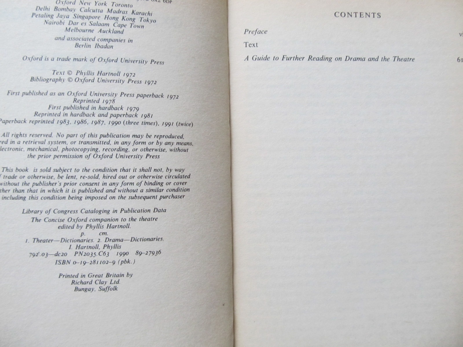 Carte The concise Oxford companion to the Theatre - ***