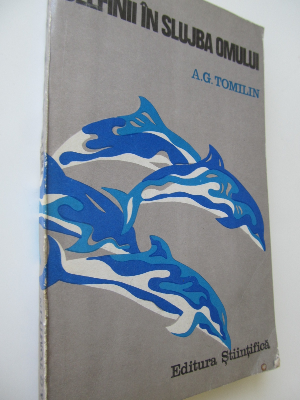 Delfinii in slujba omului - A. G. Tomilin | Detalii carte