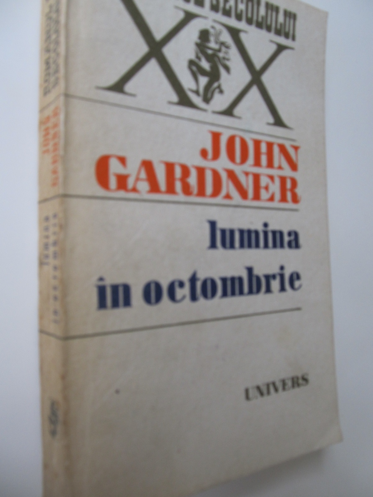 Lumina in octombrie - John Gardner | Detalii carte