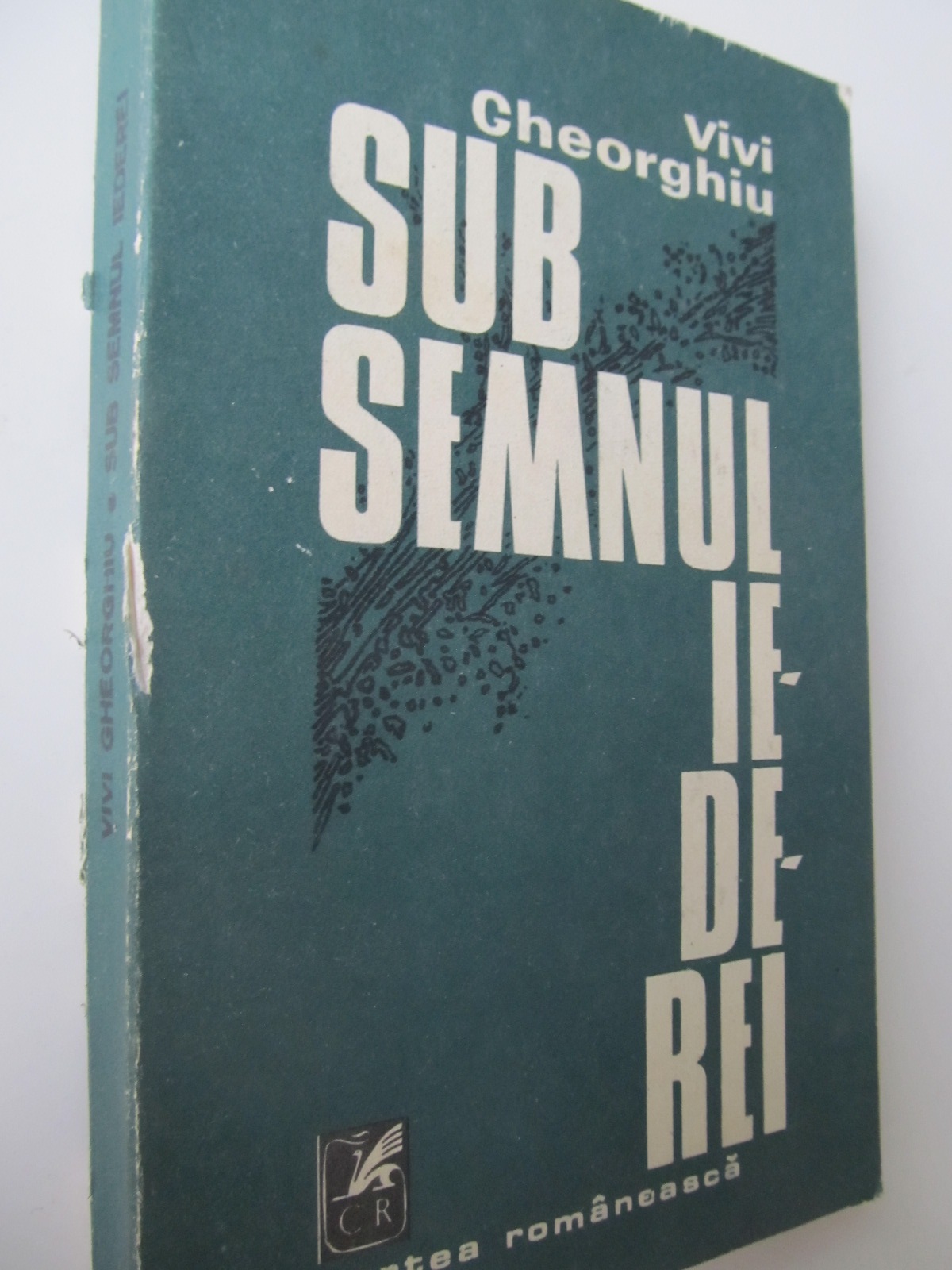 Sub semnul iederei - Vivi Gheorghiu | Detalii carte